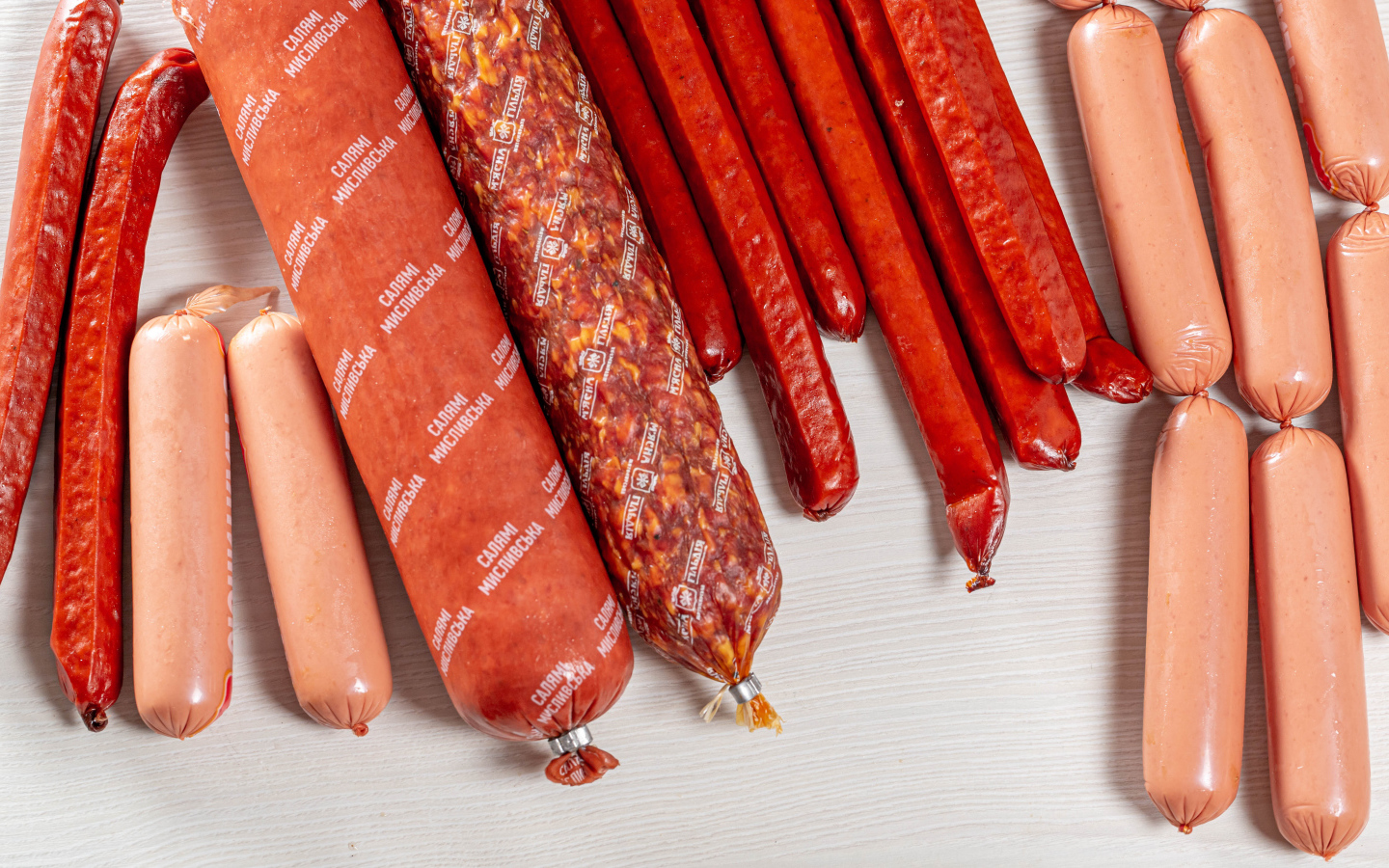 Разные виды колбасных изделий на столе 