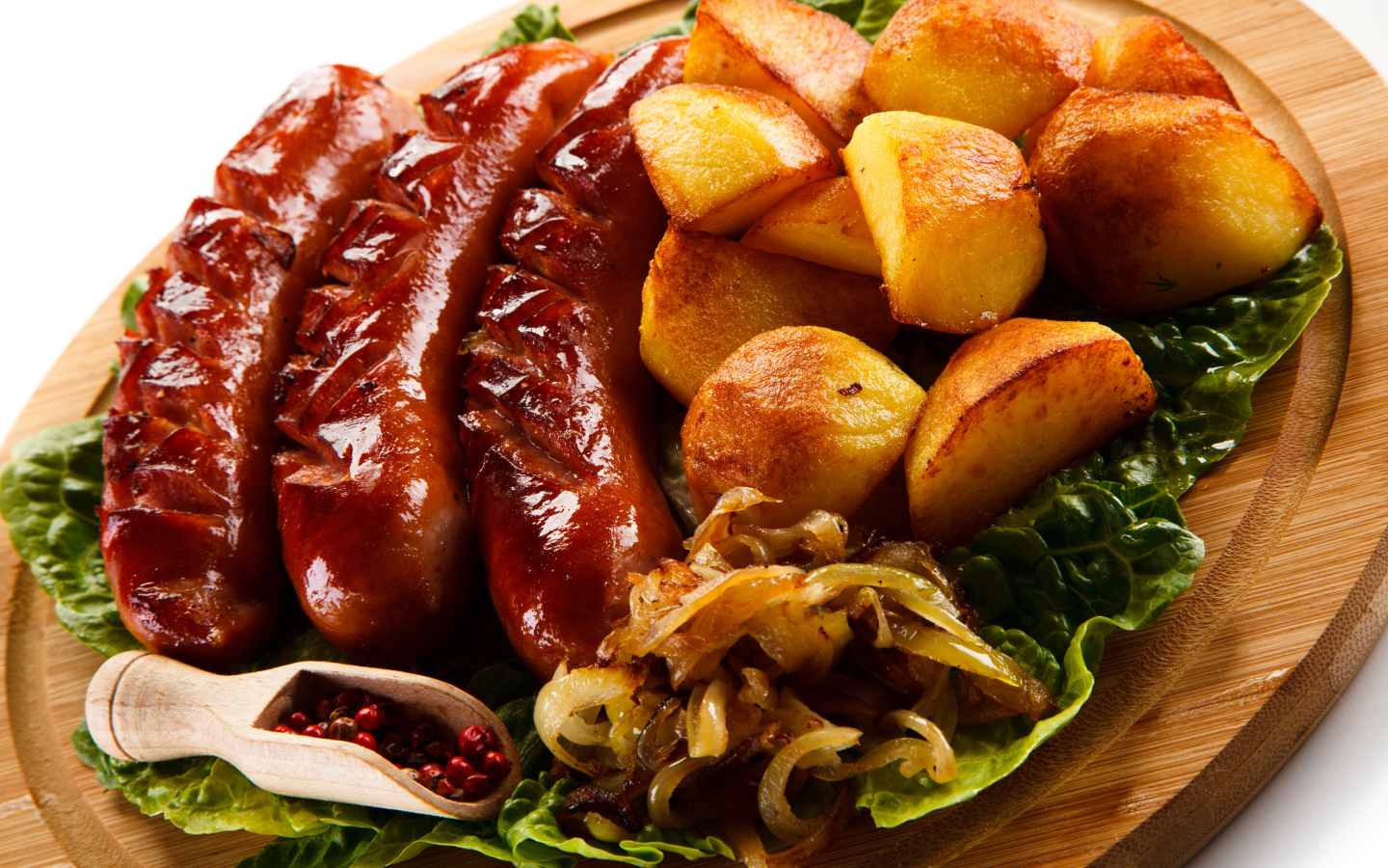 Сосиски гриль на доске с картофелем, жареным луком и перцем