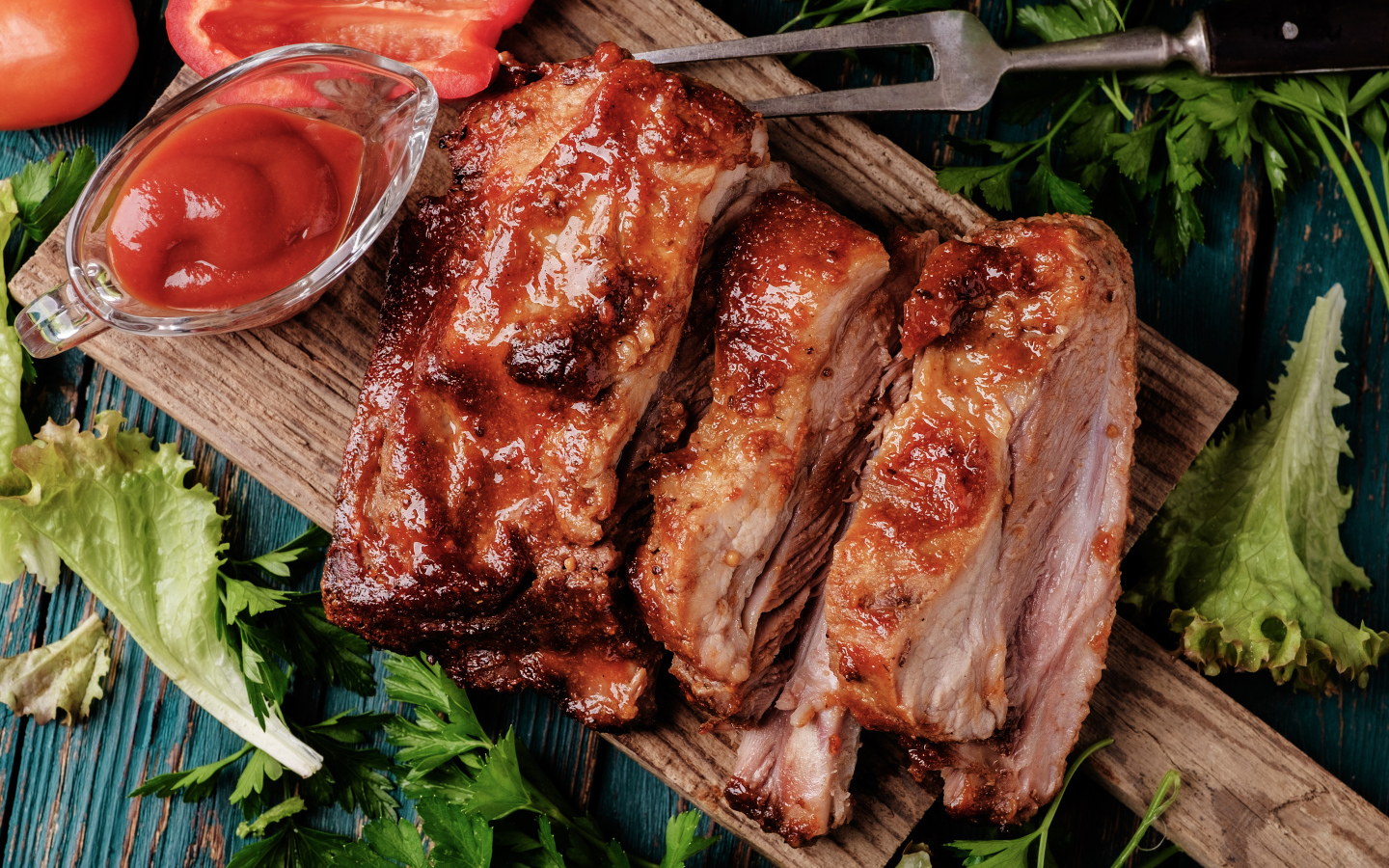 Сочный кусок запеченного мяса на столе с соусом