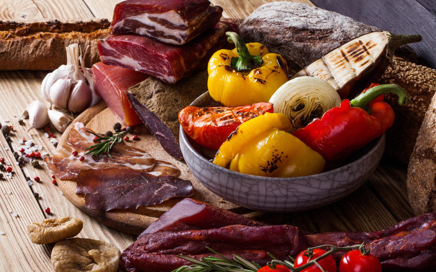 Мясные продукты на столе с запеченными овощами