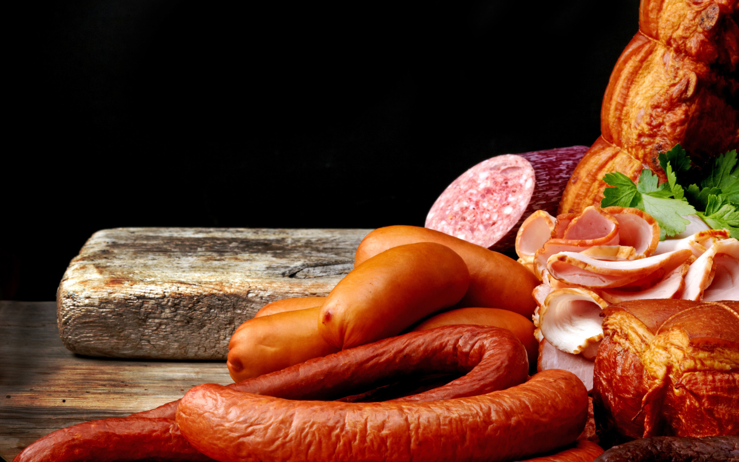 Колбаса с ветчиной лежат на столе