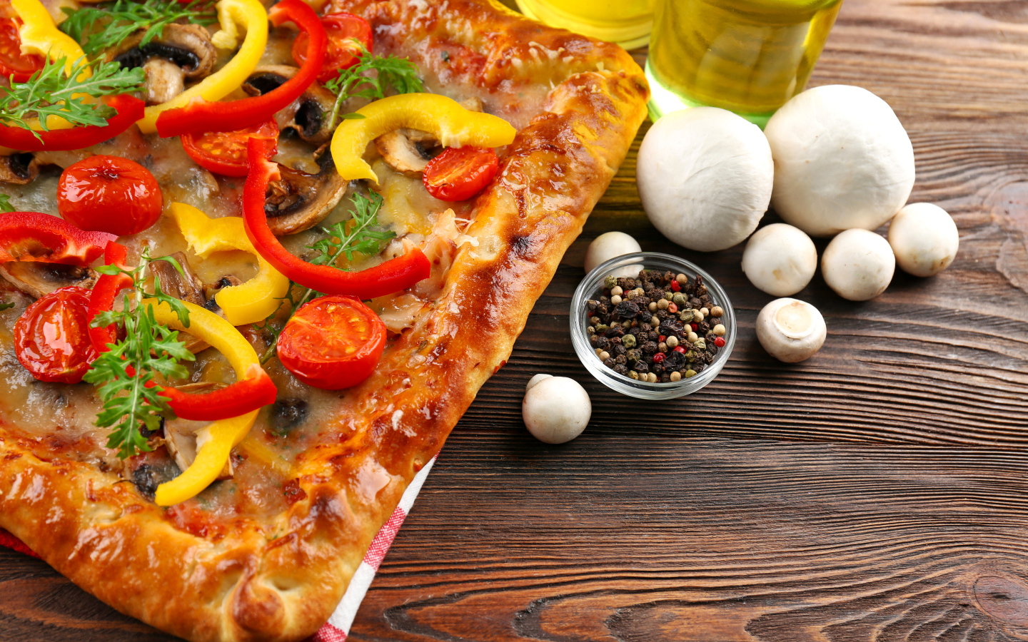 Аппетитная пицца на столе с перцем и шампиньонами