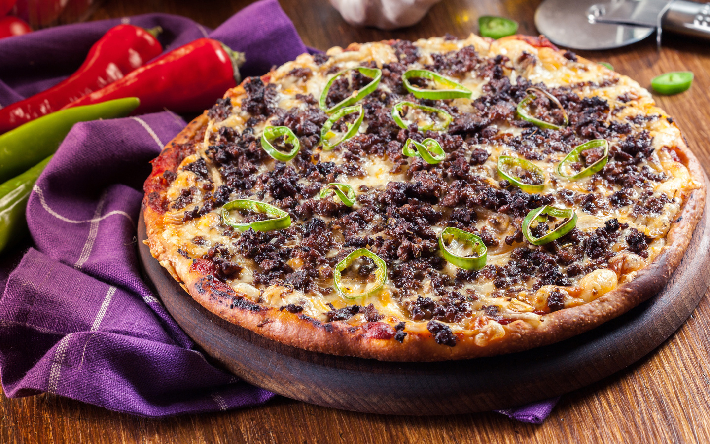 Пицца на доске с мясом и перцем 