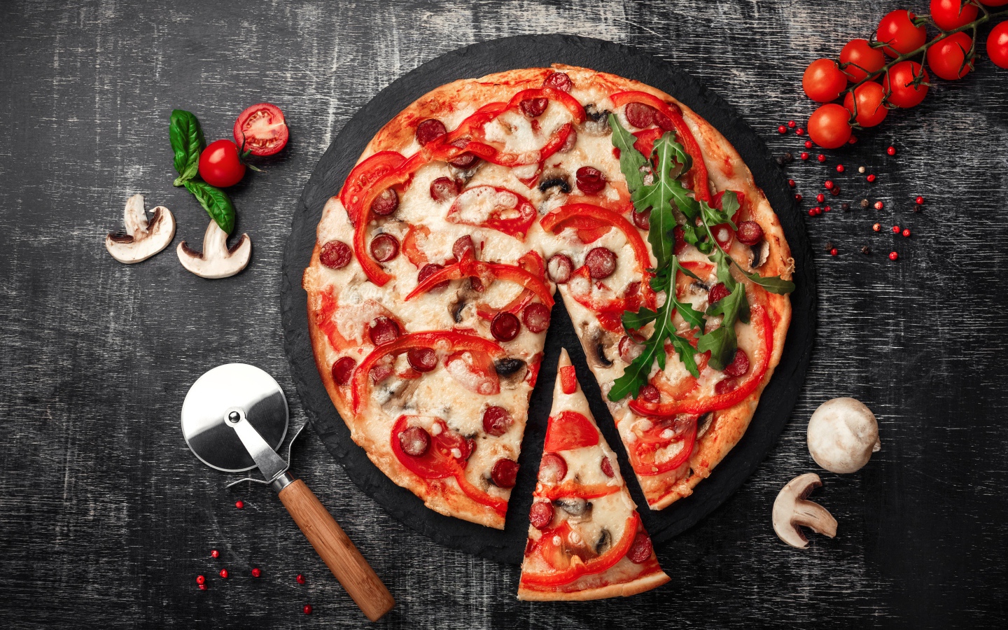 Пицца с болгарским перцем, колбасками и сыром