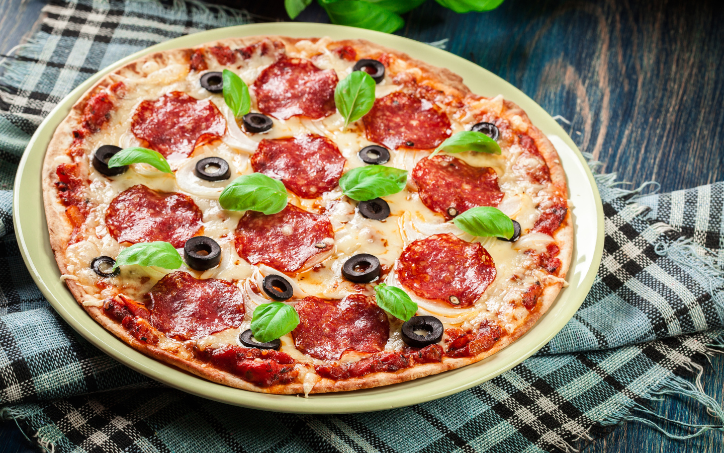 Пицца с сыром и салями на столе 