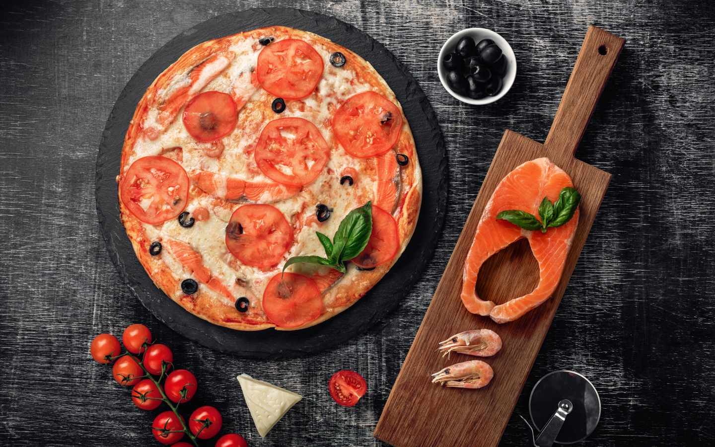 Пицца с помидорами, красной рыбой и сыром на столе 