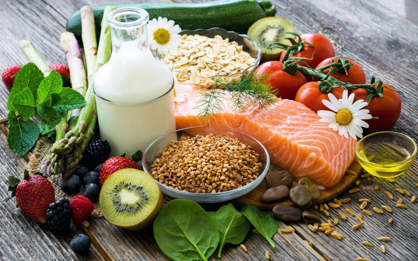 Кусок красной рыбы на столе с ягодами и овощами