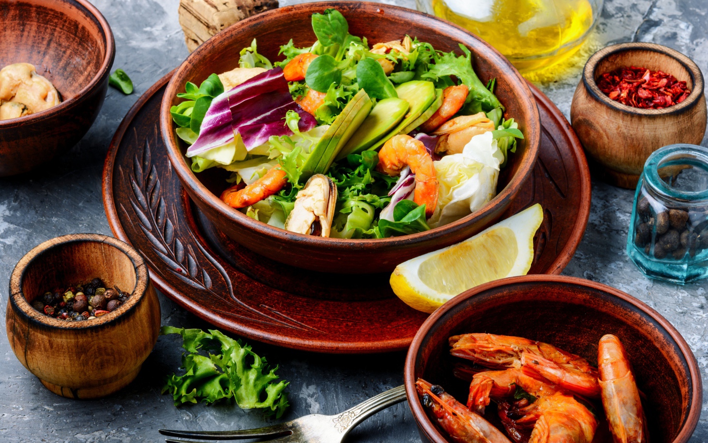 Салат с морепродуктами стоит на столе со специями