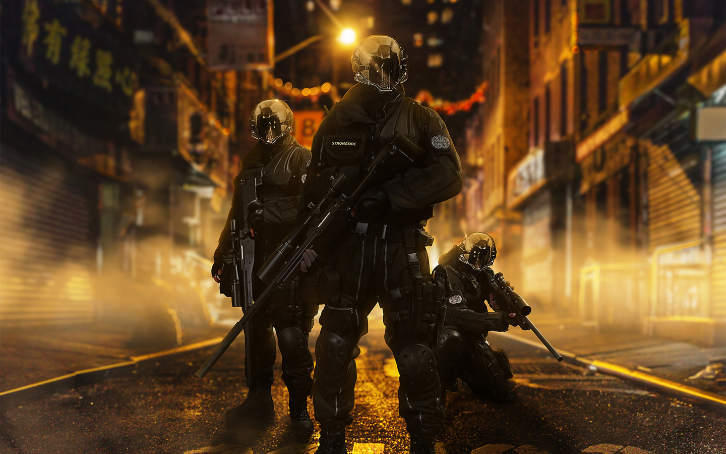 Солдаты с оружием на улице города 