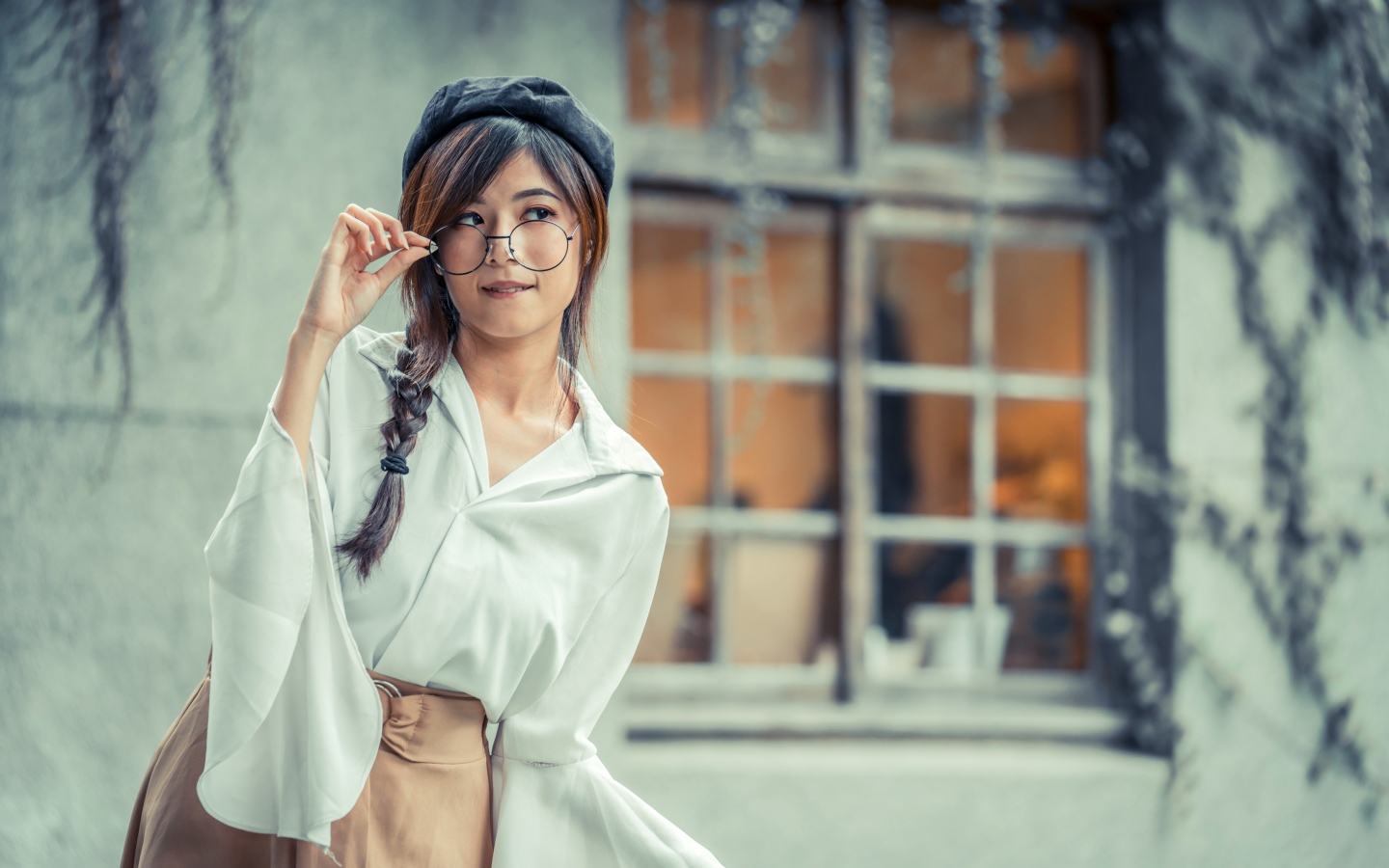 Девушка азиатка в берете и очках 