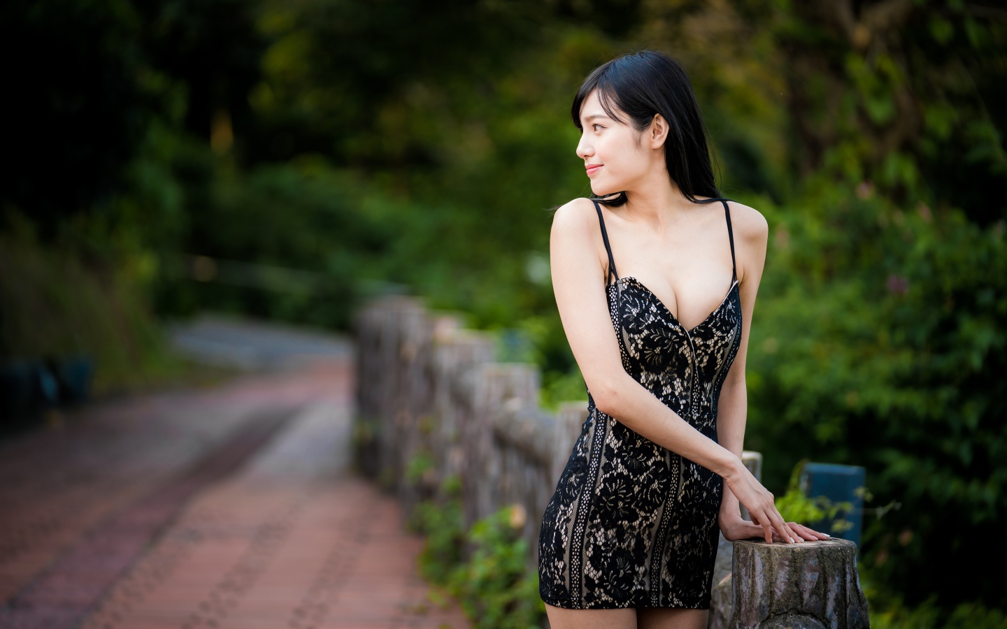 Красивая девушка азиатка в коротком платье 