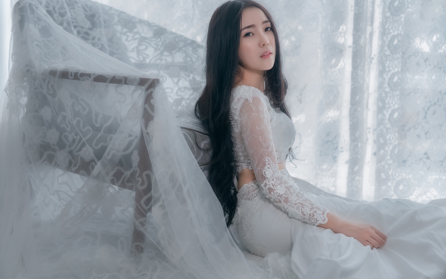 Красивая девушка азиатка в белом свадебном платье 