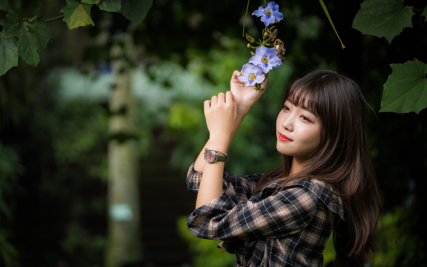 Красивая девушка азиатка с цветами