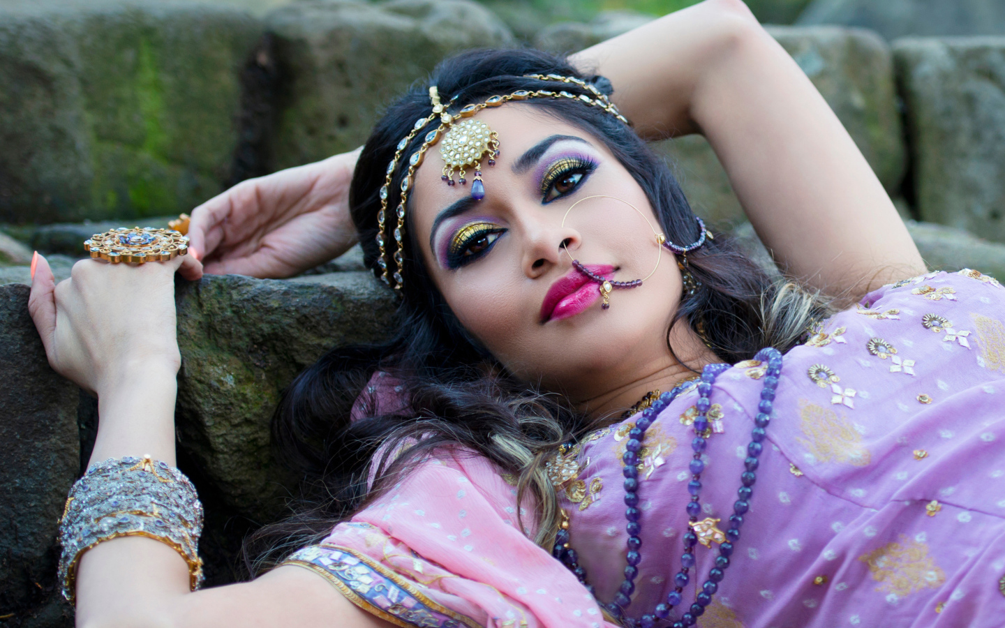 Красивая индийская девушка в сари и украшениях