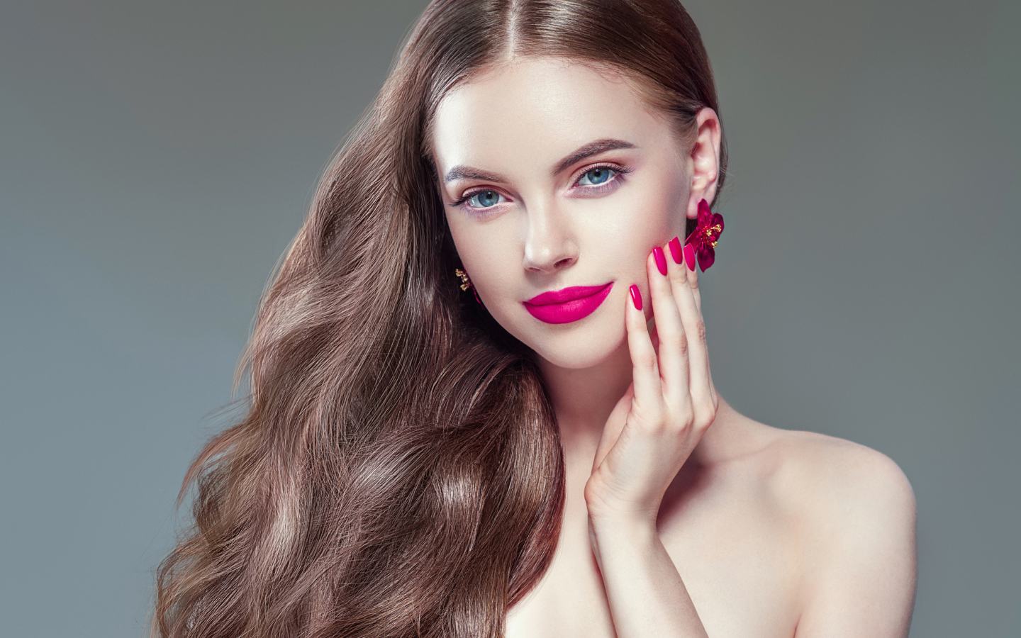 Красивая голубоглазая длинноволосая девушка с ярким макияжем 