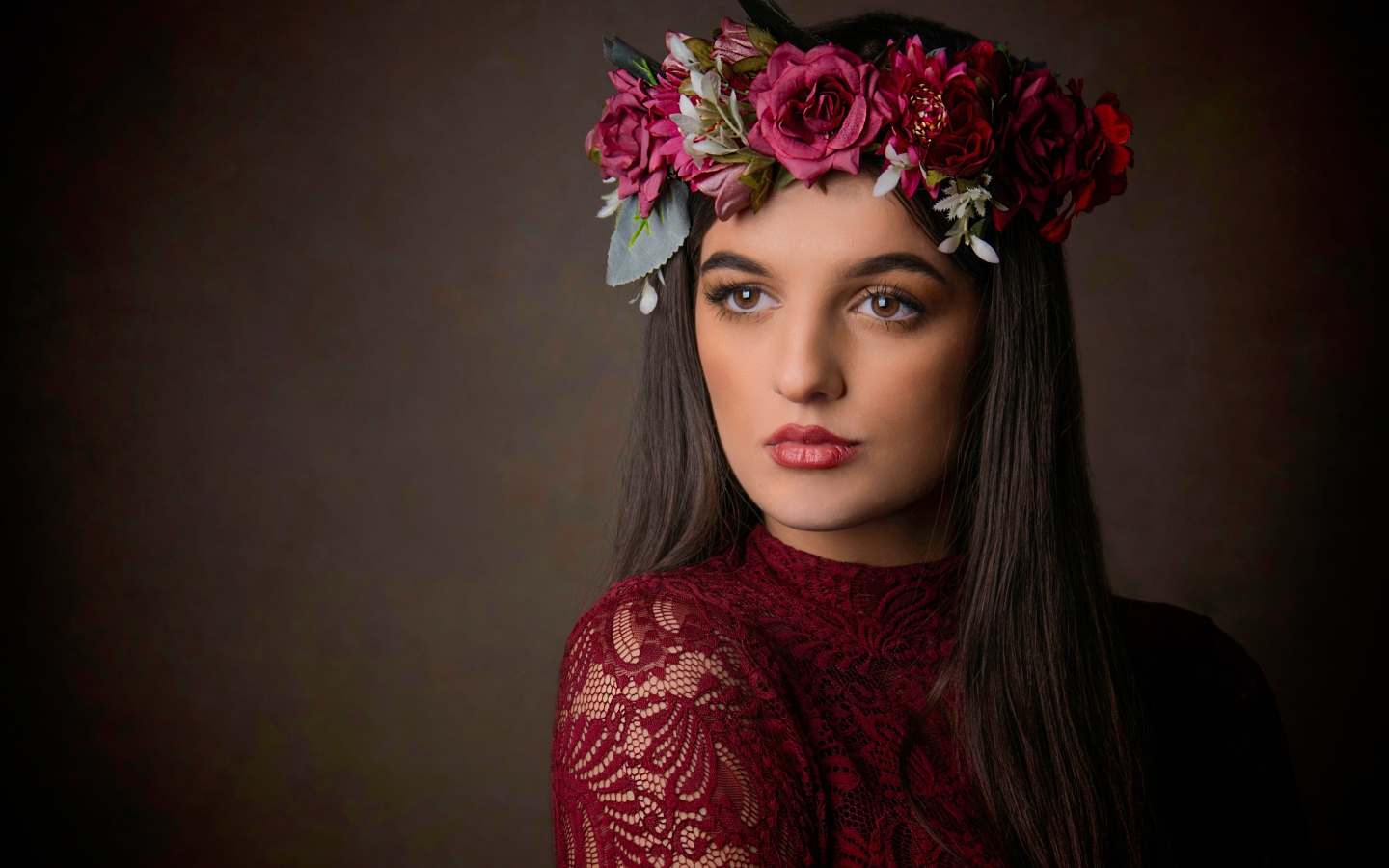 Красивая кареглазая девушка с венком на голове