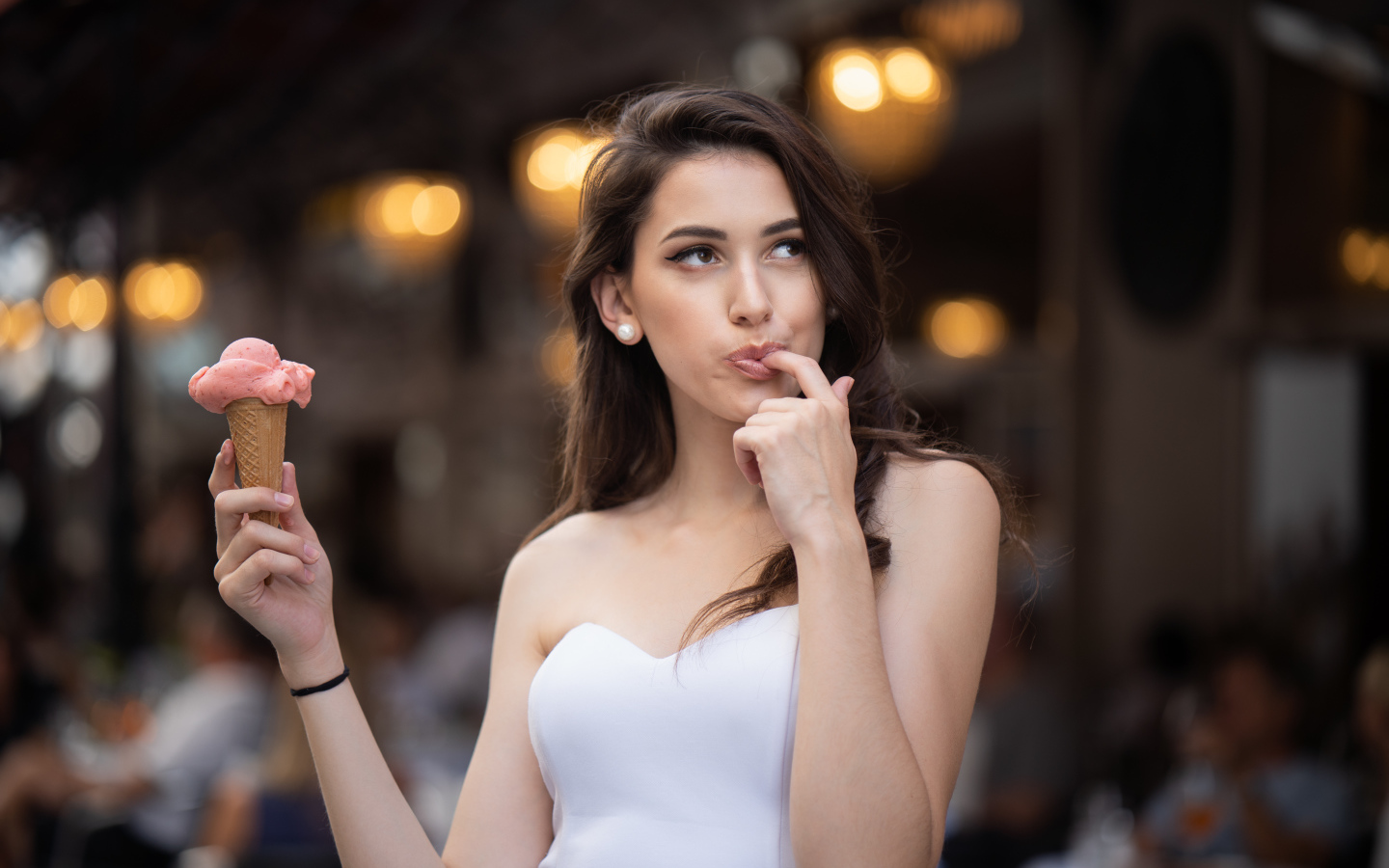 Красивая девушка шатенка с мороженым в руке