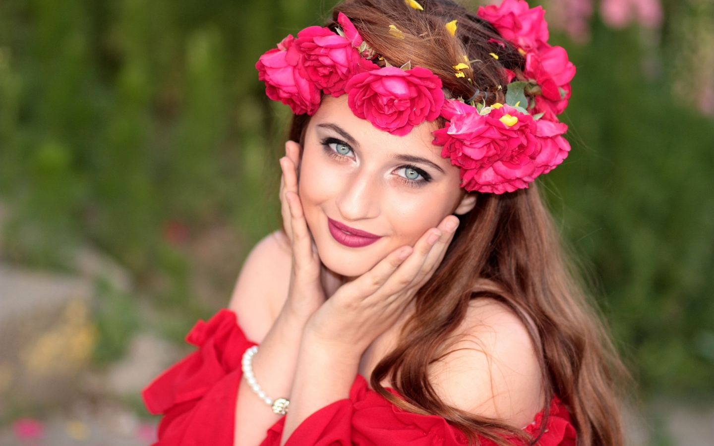 Красивая девушка с венком из роз на голове