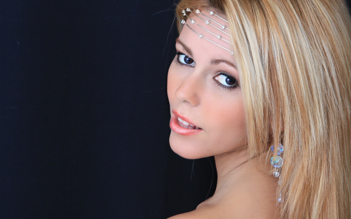 Красивая длинноволосая блондинка с украшениями на лбу