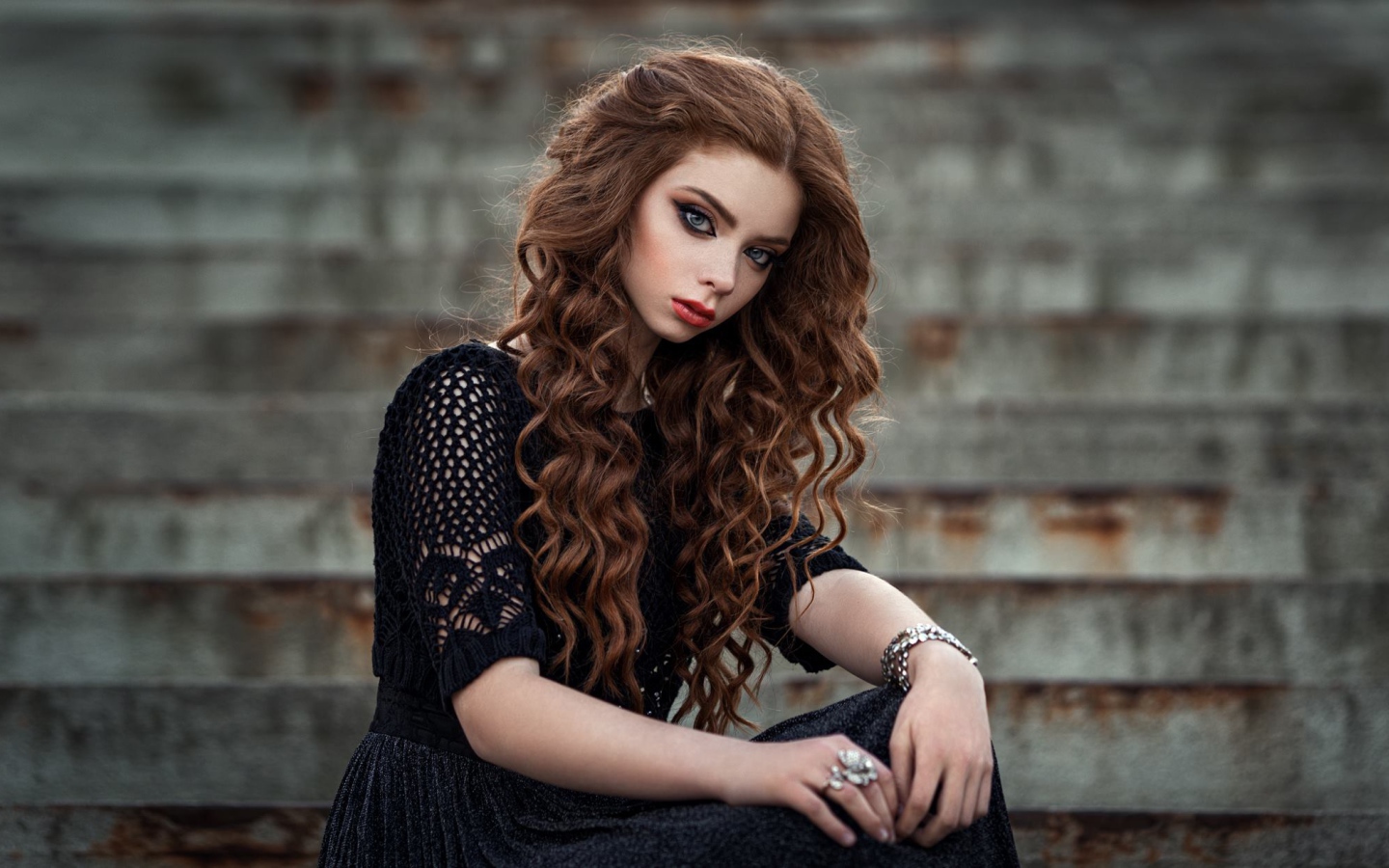 Красивая длинноволосая девушка в черном платье