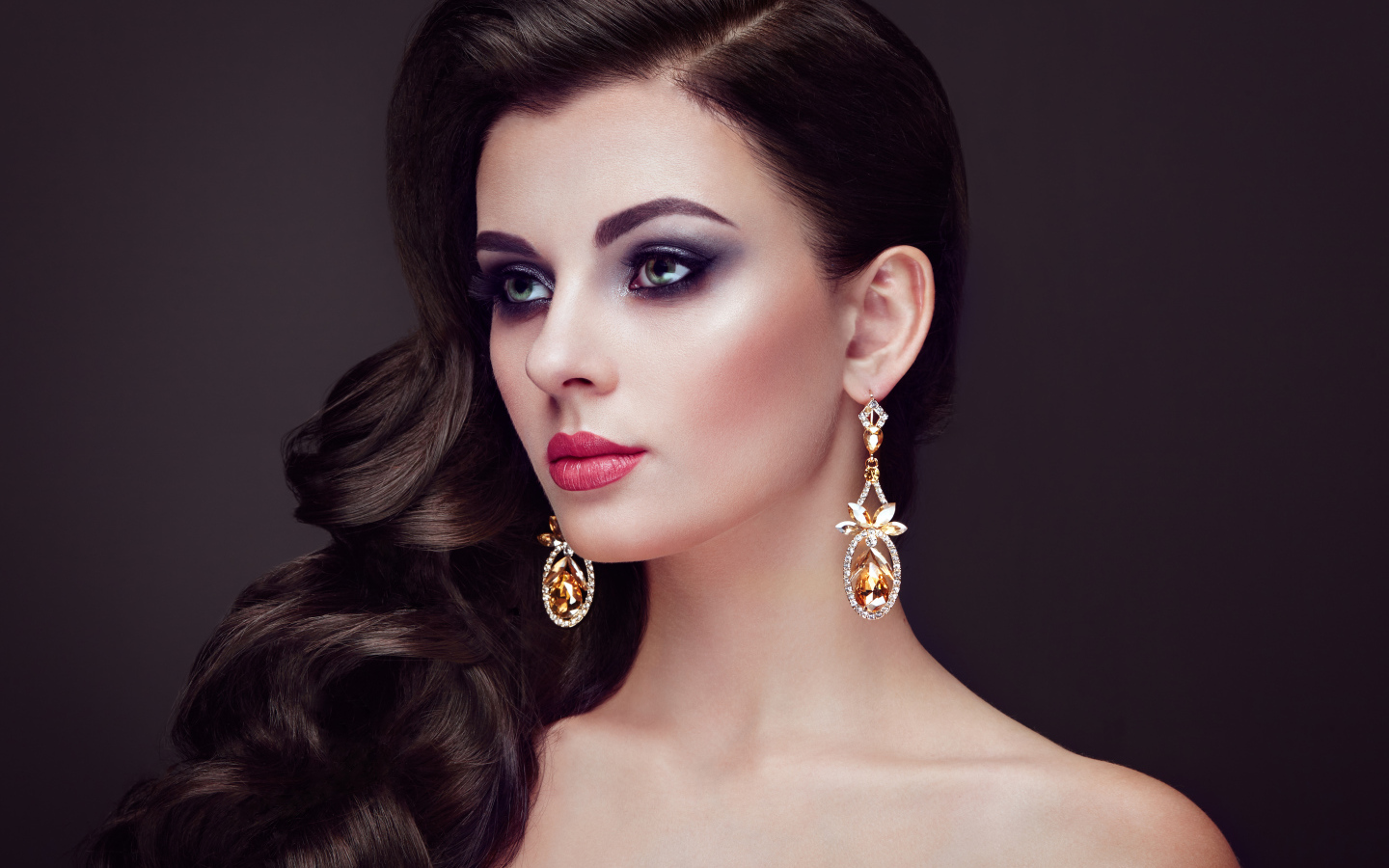 Красивая длинноволосая девушка с сережками