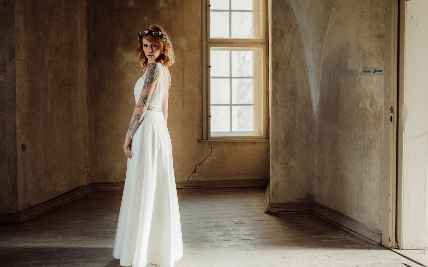 Красивая рыжеволосая девушка в белом платье с  татуировками на теле 