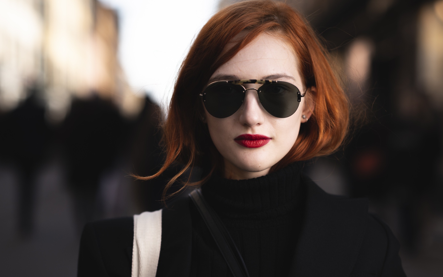 Красивая рыжеволосая девушка в темных очках