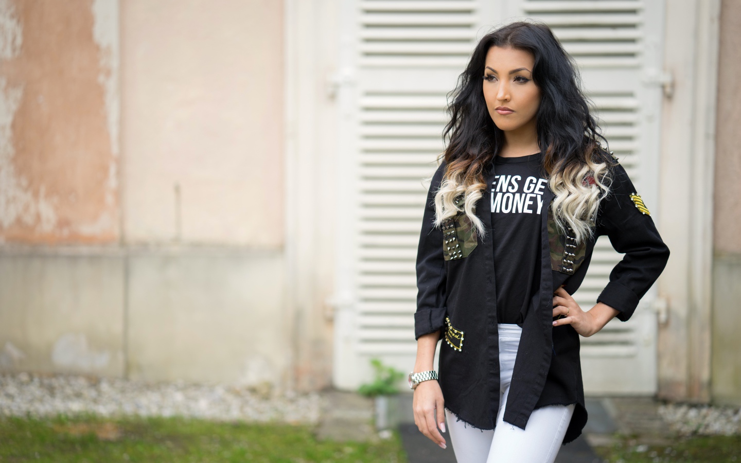 Красивая стильная девушка с часами на руке