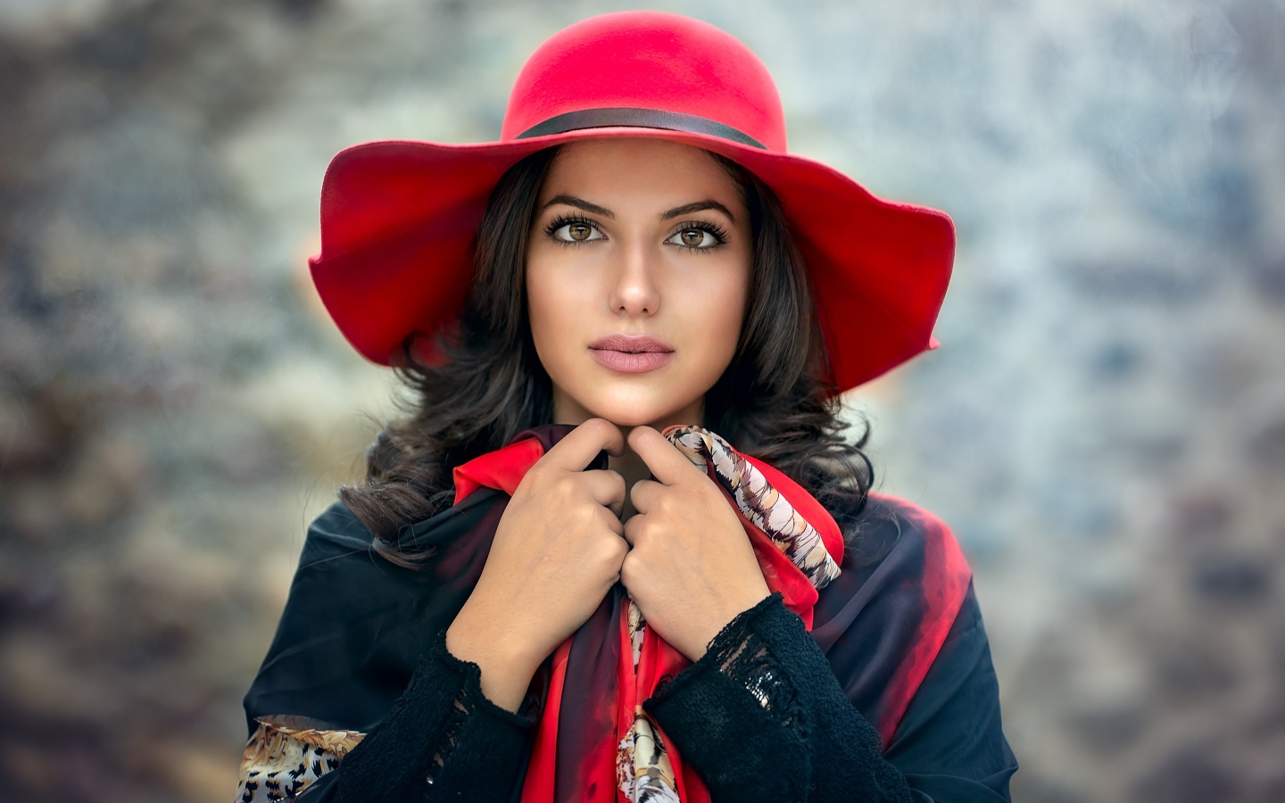 Брюнетка с большими глазами в красной шляпе 