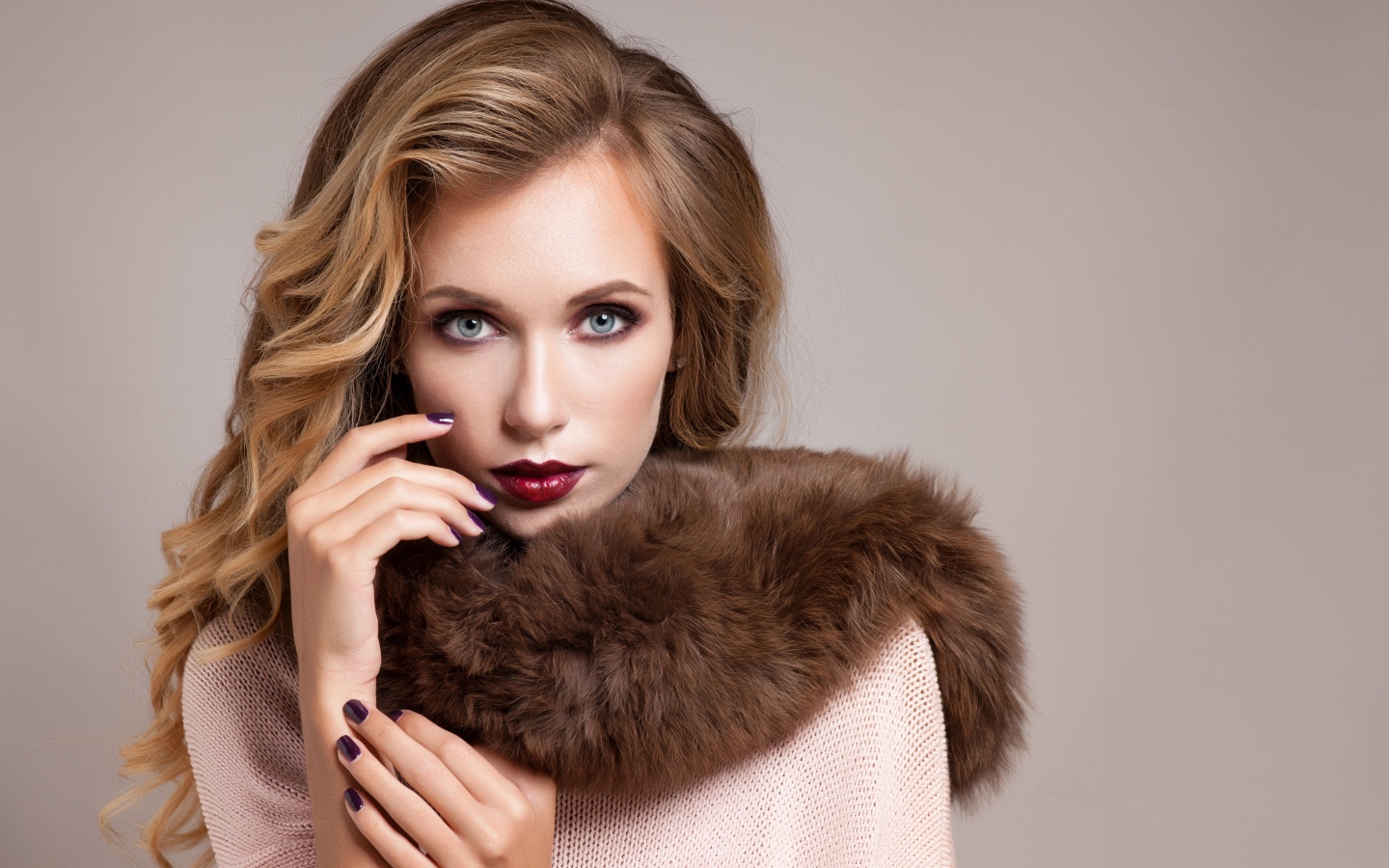 Яркая девушка блондинка с меховым воротником