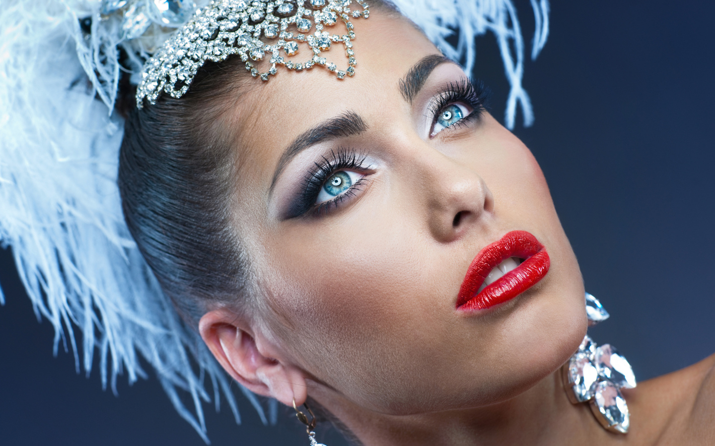 Яркая девушка в карнавальном костюме 