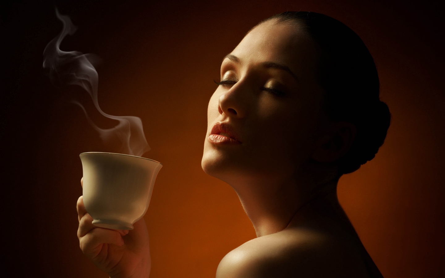 Очаровательная нежная девушка наслаждается кофе