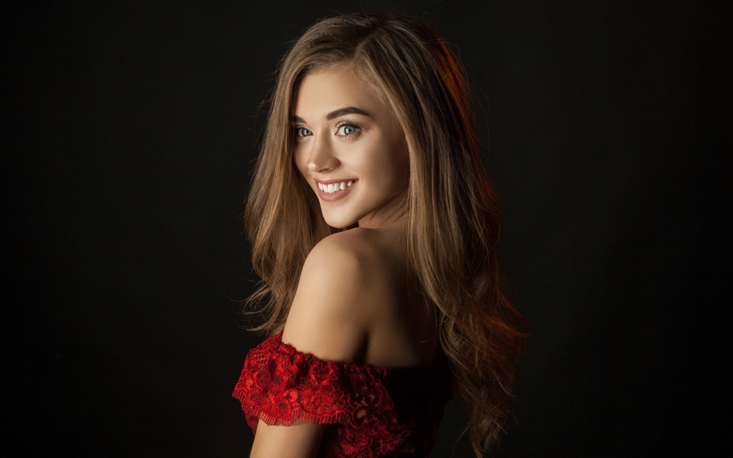 Милая улыбающаяся девушка на черном фоне