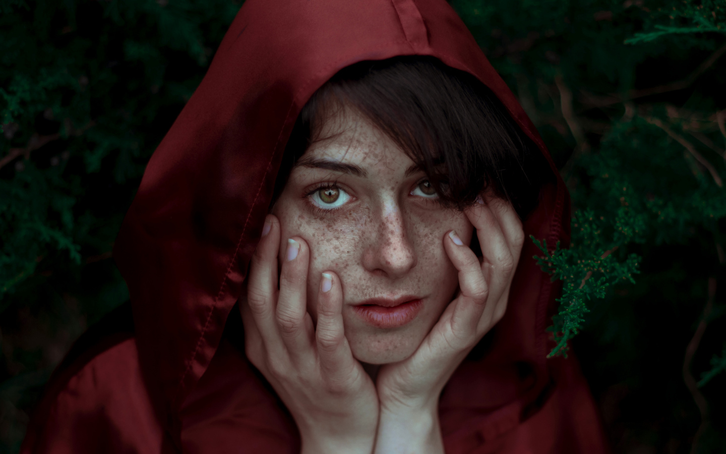 Девушка в красном плаще с веснушками на лице