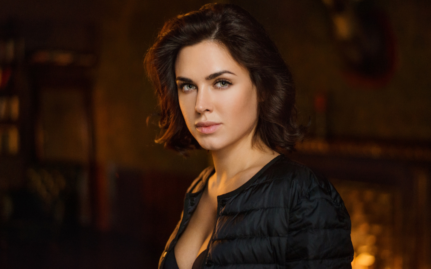 Девушка с короткой стрижкой в черной куртке