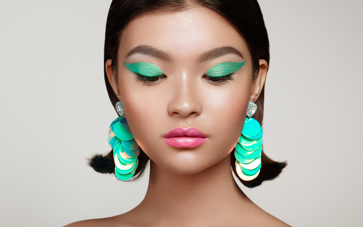 Девушка с зеленым макияжем и розовыми губами