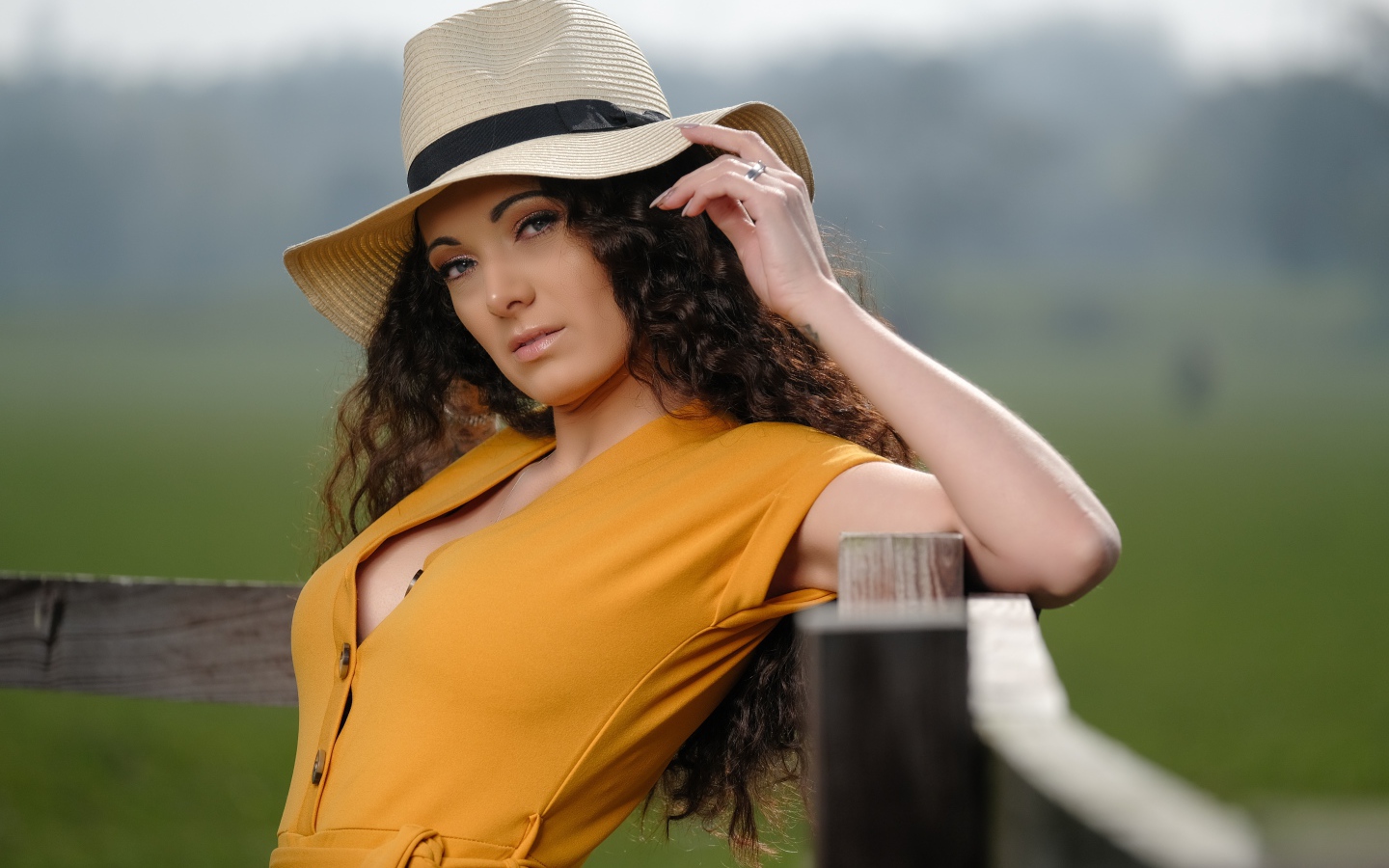 Длинноволосая шатенка в большой шляпе 