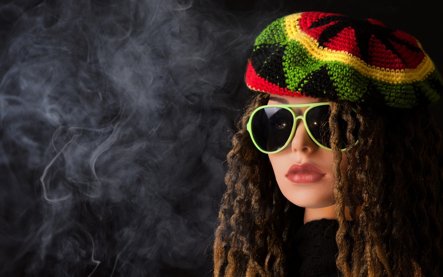 Девушка растаманка в черных очках в дыму
