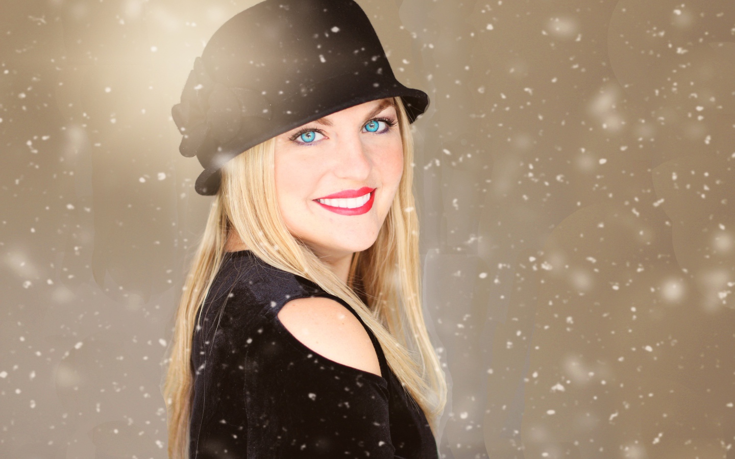 Улыбающаяся голубоглазая девушка в черной шляпе