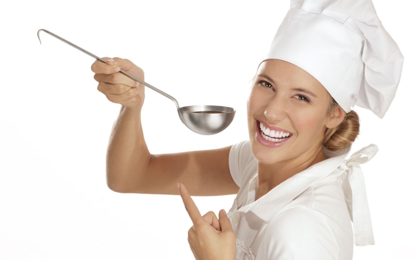 Улыбающаяся девушка в костюме повара с половником