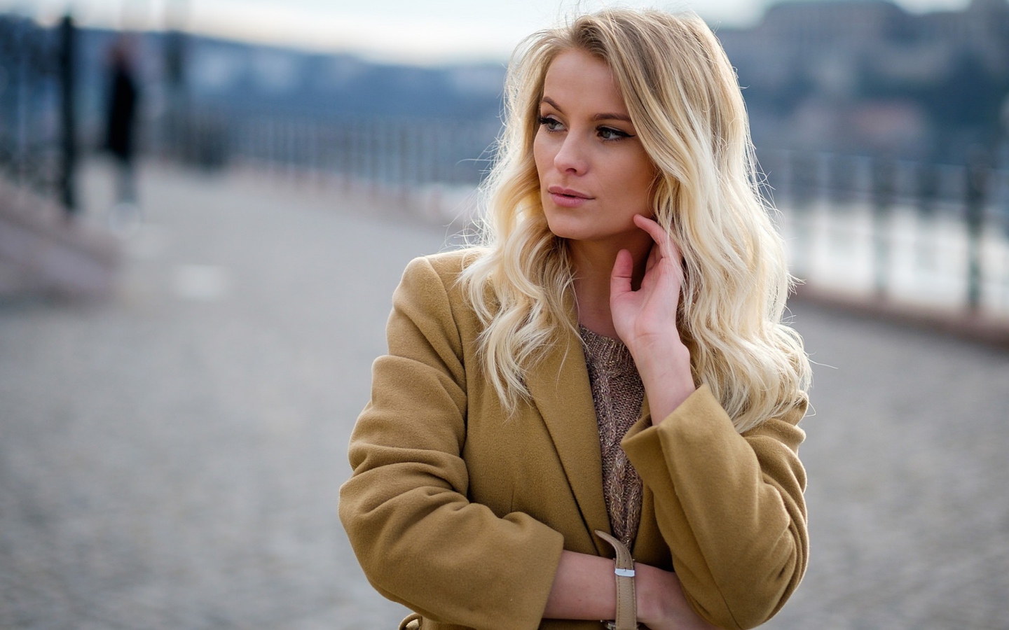 Стильная блондинка в пальто 