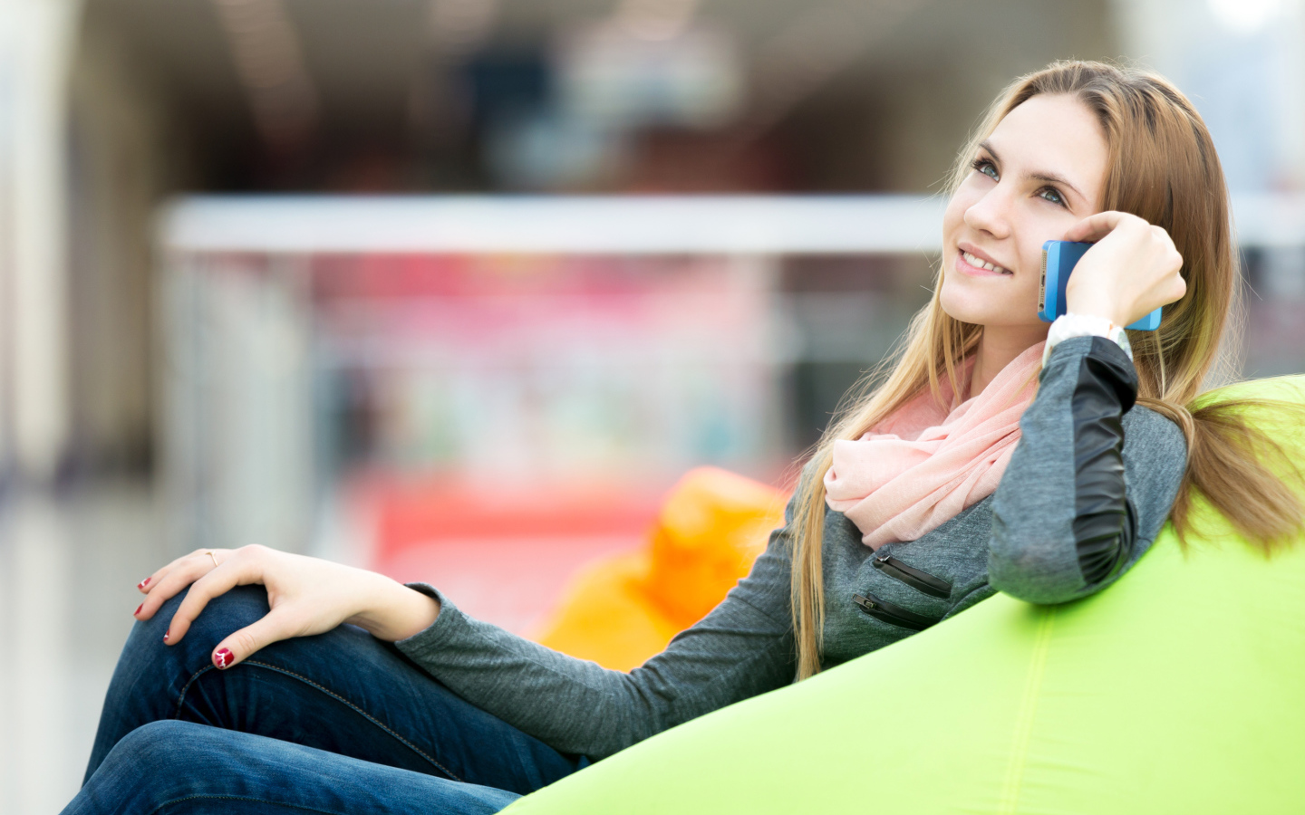 Стильная девушка разговаривает по телефону
