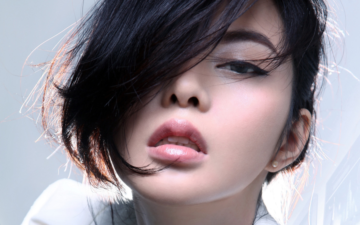 Нежная девушка шатенка лицо крупным планом