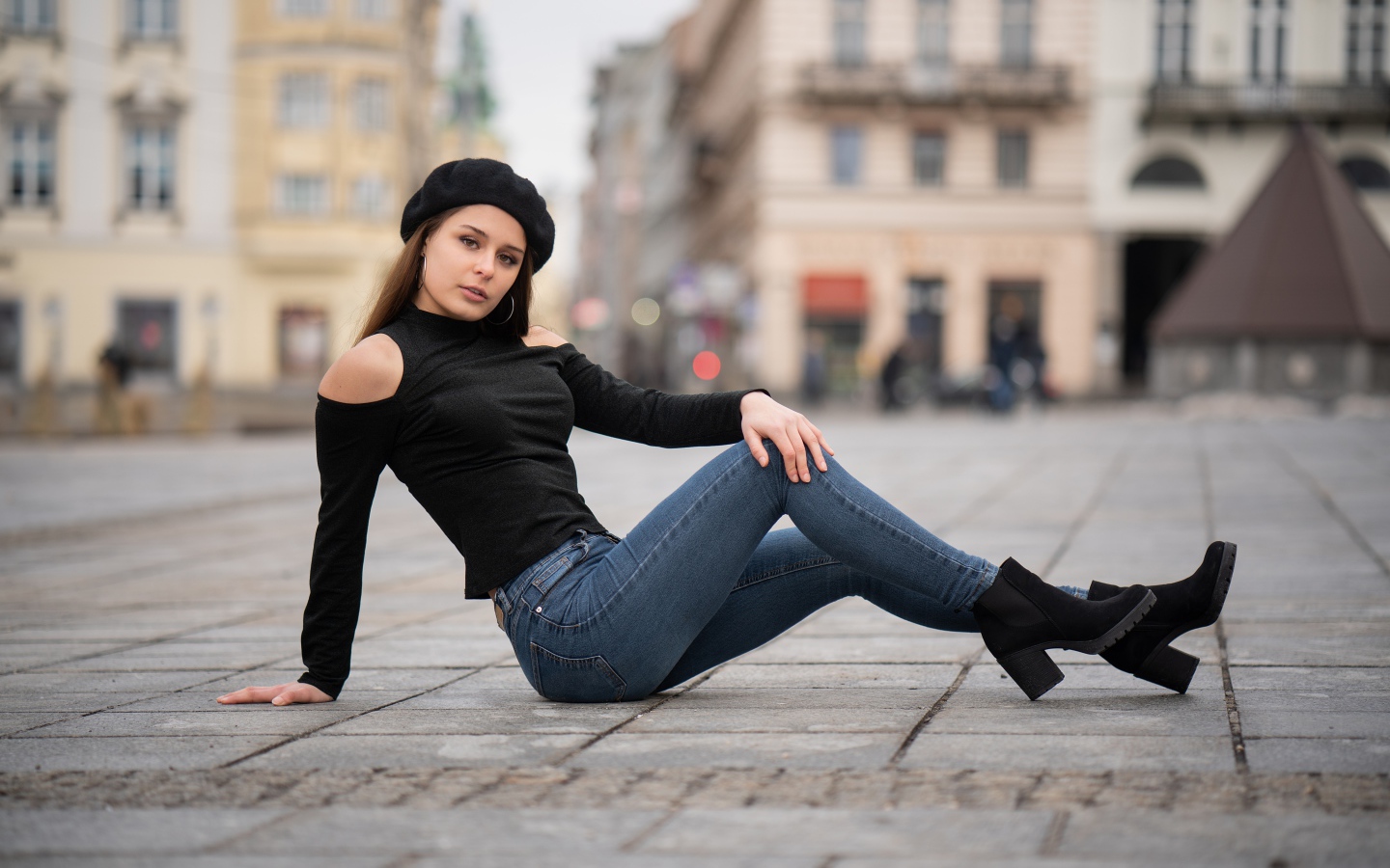 Девушка в черном берете лежит на дороге 