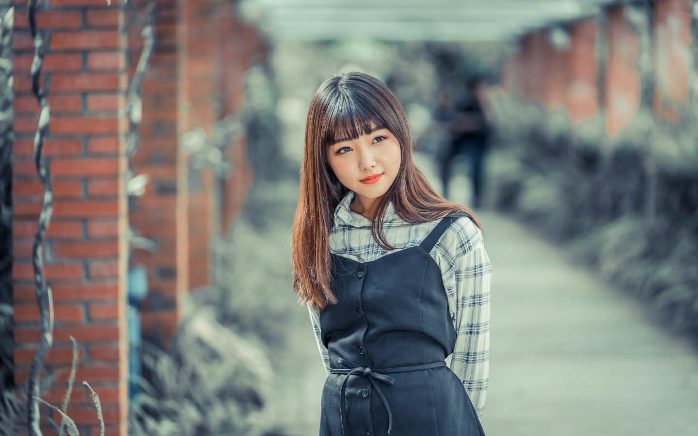 Молодая девушка азиатка в черном сарафане