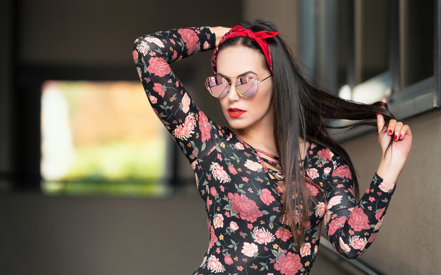 Молодая девушка в очках с платком в волосах 