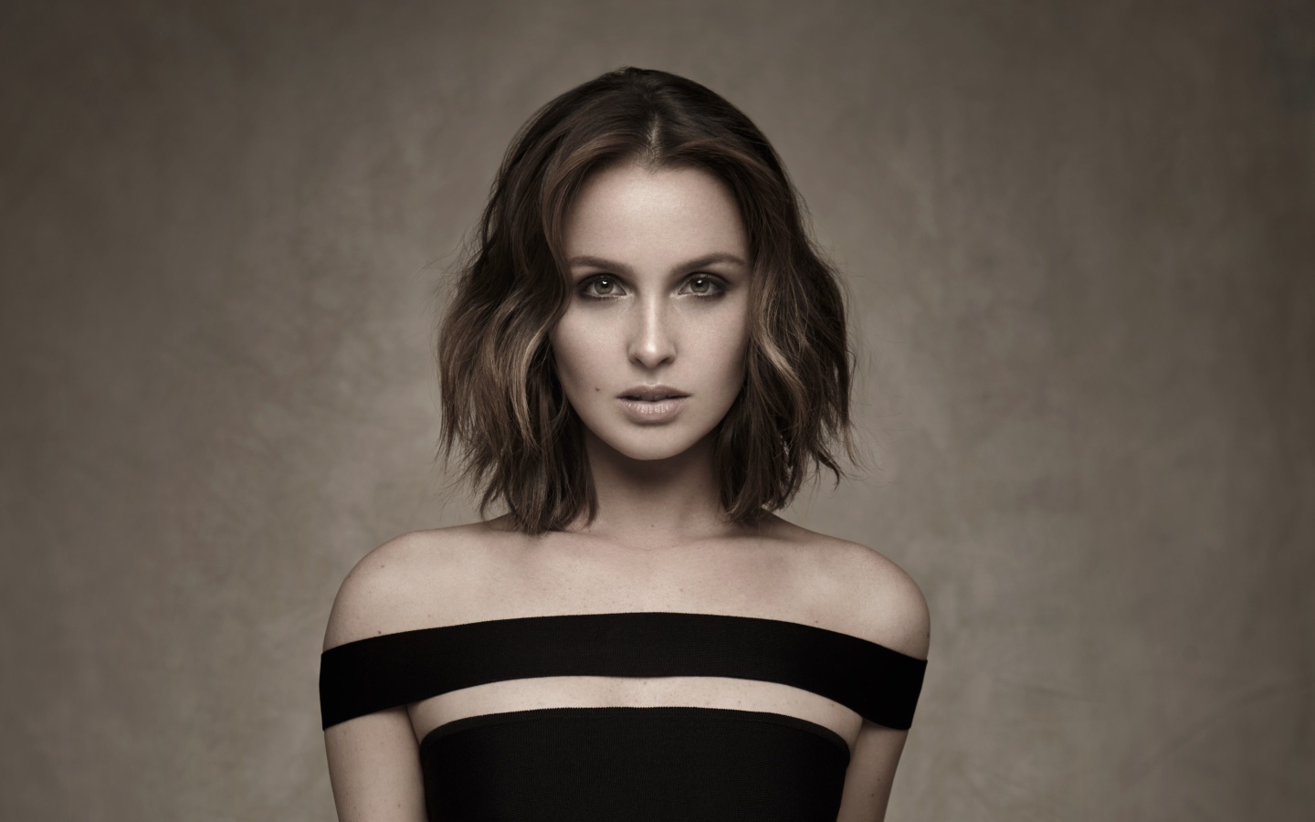 Молодая девушка модель на фоне стены