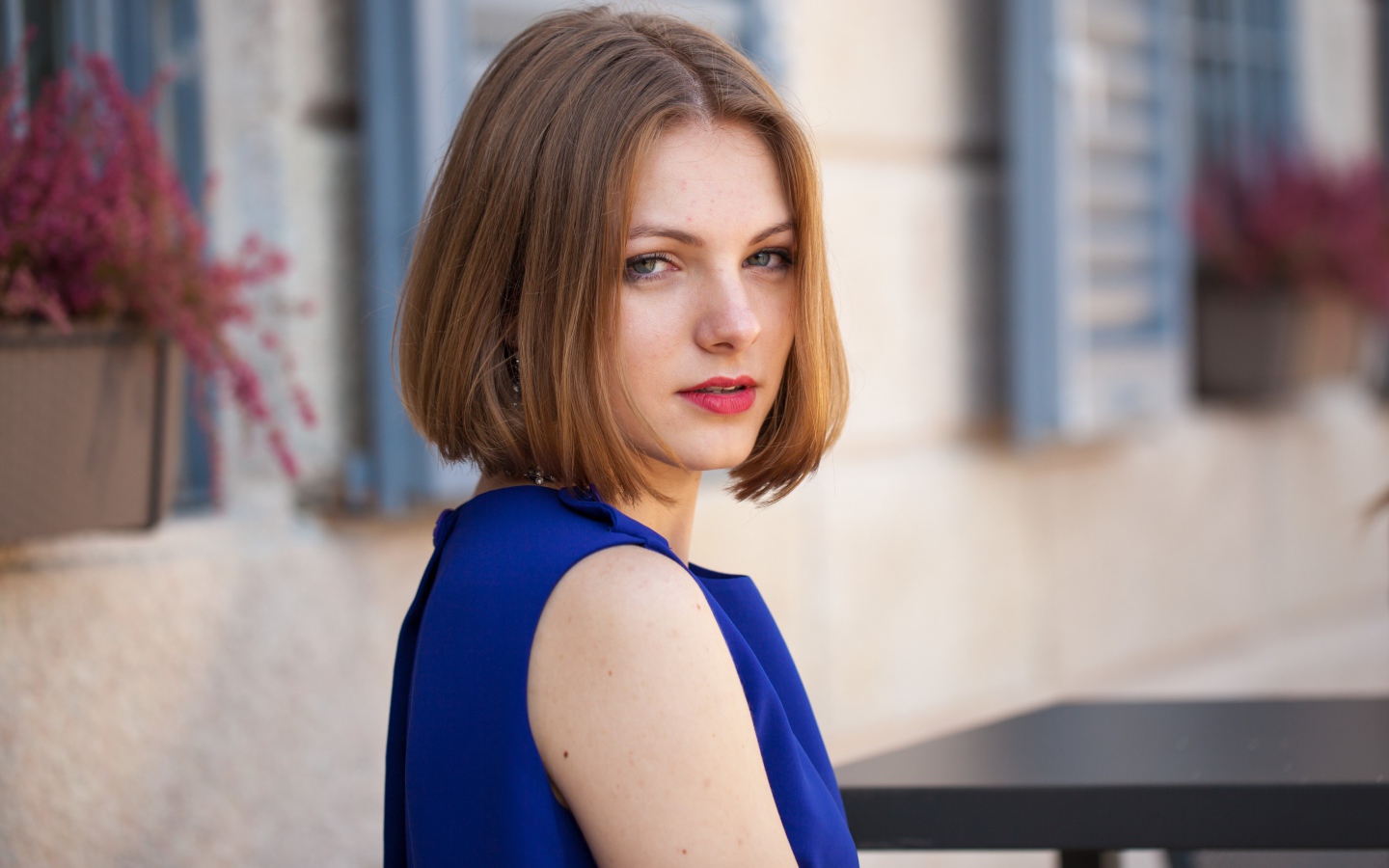 Молодая девушка с прической каре