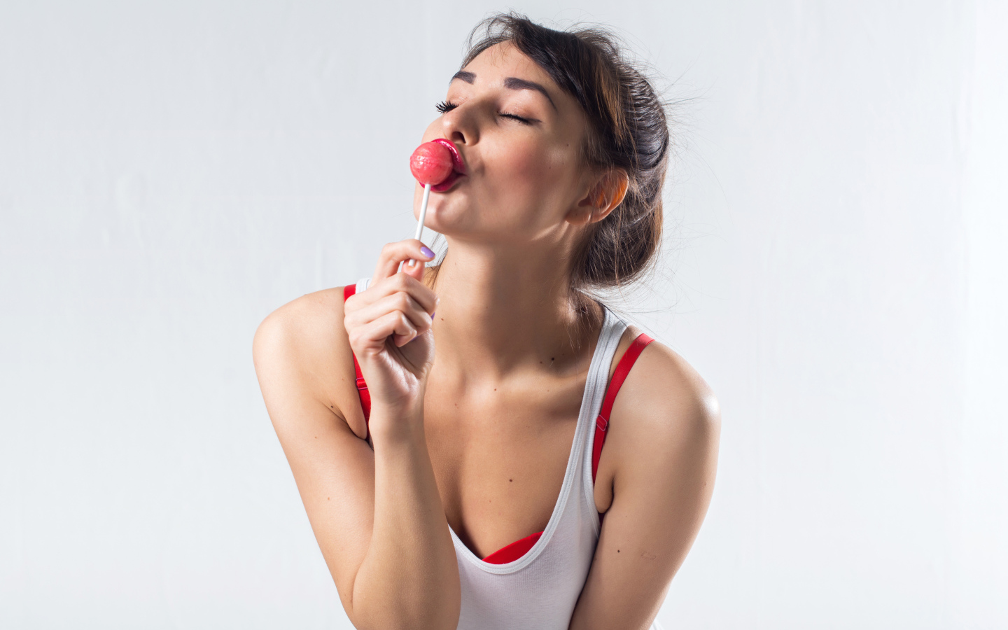 Молодая девушка с конфетой на палочке