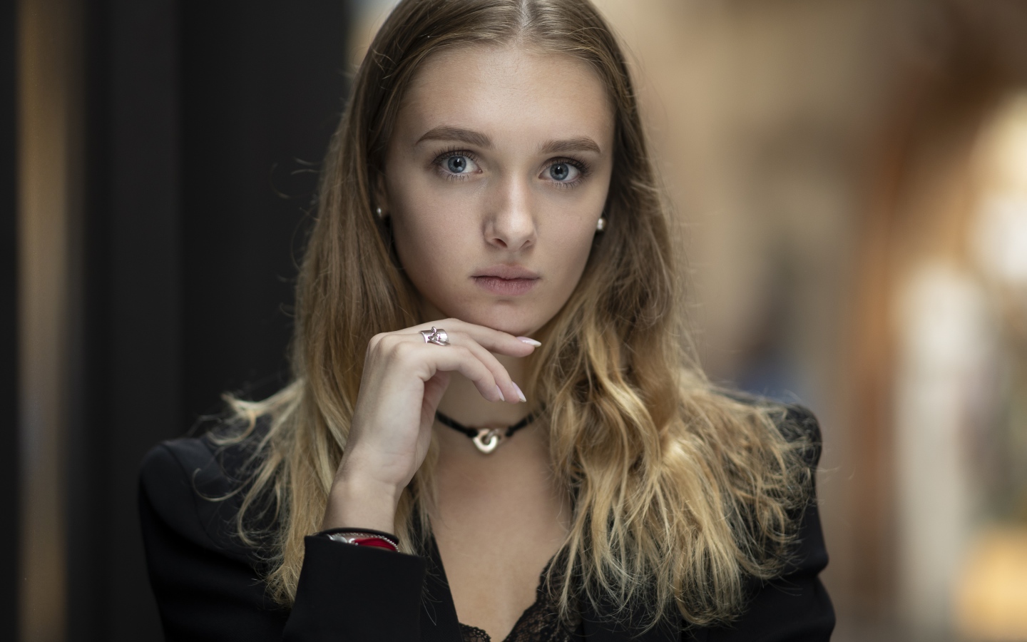 Молодая нежная голубоглазая девушка с рукой у лица